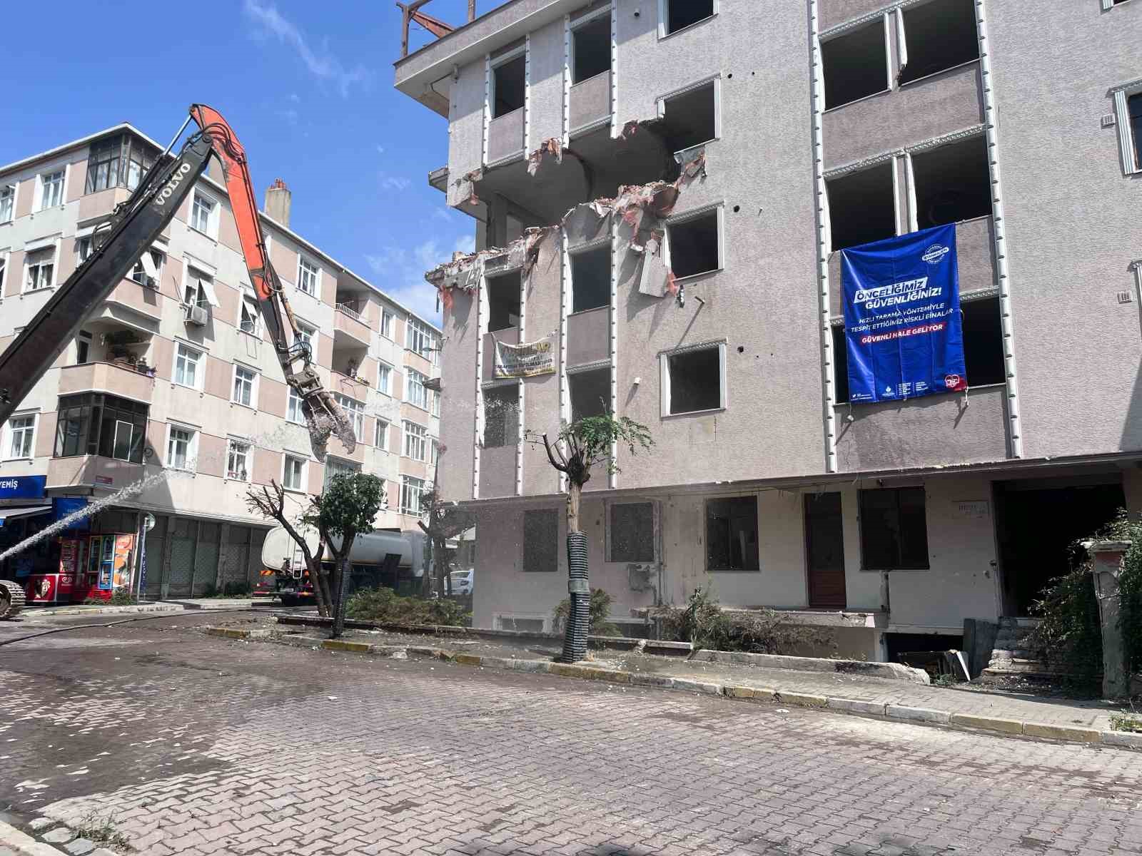 Avcılar’da kentsel dönüşüm çalışmasında 1999’uncu binanın yıkımına başlandı