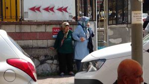 Fatih’te değişim saati bahanesiyle müşteri almayan pişkin taksici kamerada