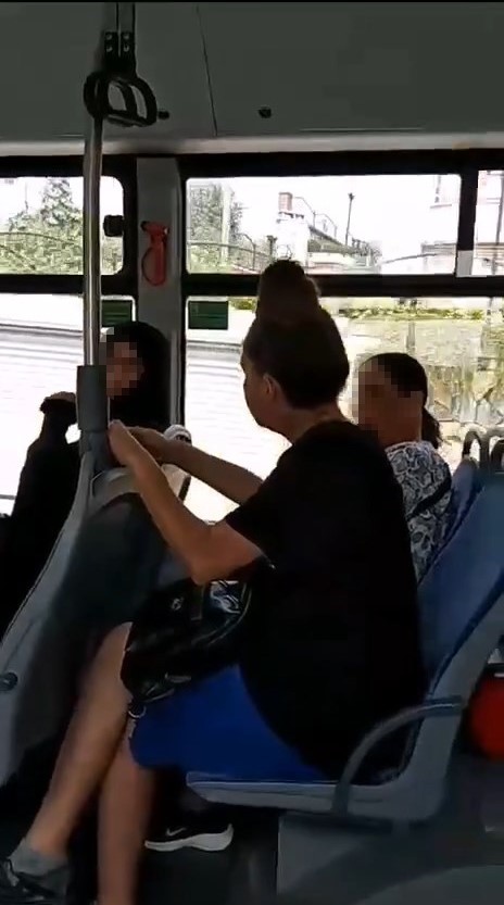 Tesettürlü kadına otobüste çirkin saldırı: “Peçeni al git”
