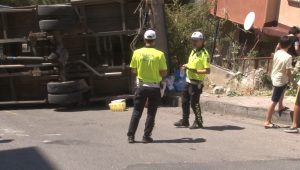 Kartal’da freni boşalan kamyonet yan attı: 2 yaralı