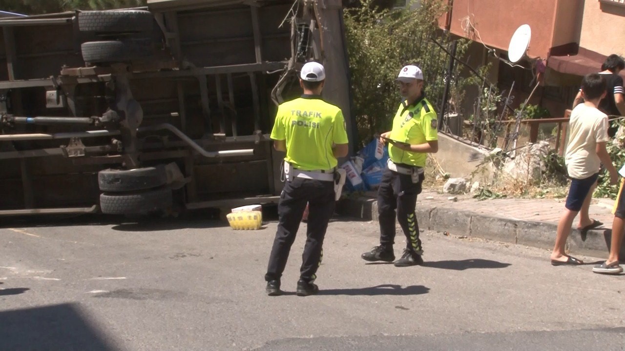 Kartal’da freni boşalan kamyonet yan attı: 2 yaralı