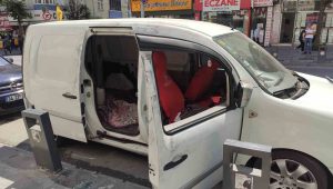 Sultangazi’de aynı yöntem ile 2 aracın camını patlatan hırsızlar 75 bin lira değerinde ses sitemlerini çaldı