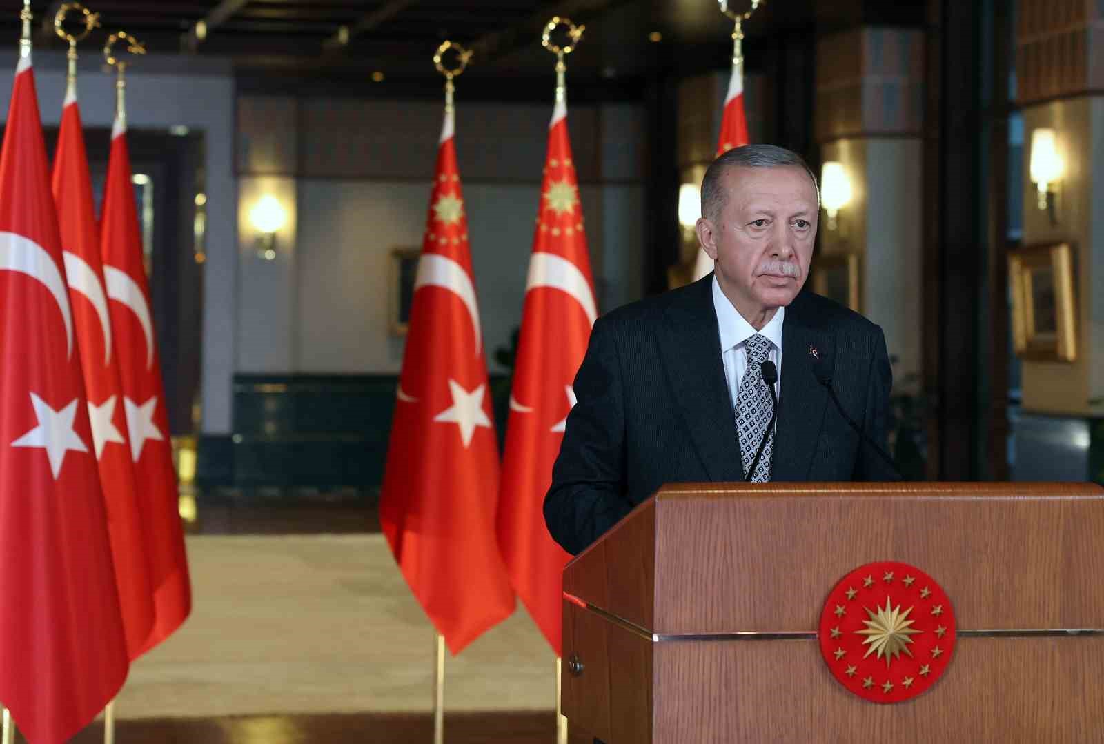 Cumhurbaşkanı Erdoğan: “Birileri sırf oy tercihlerinden dolayı depremzedelerimize hakaret ederken, biz şehirlerimizin yeniden inşasını hızlandıracak farklı projeleri devreye alıyoruz”