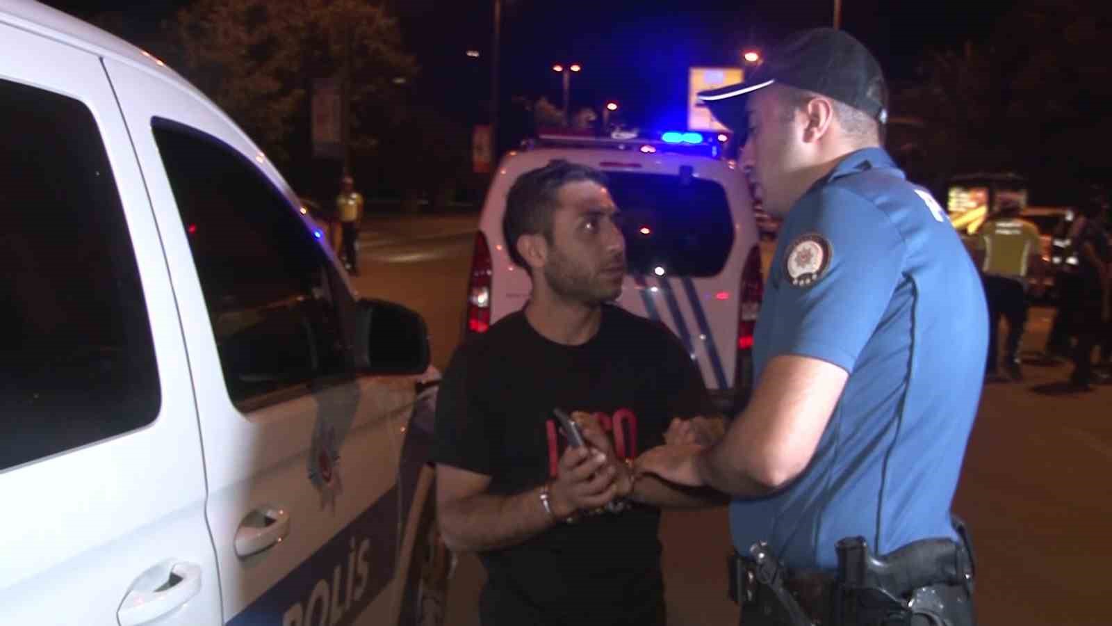 Kadıköy’deki trafik denetiminde alkollü sürücü polis ekiplerine zorluk çıkardı: “Gelmiyorum gelin beni evden alın”