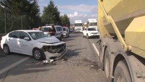 Tuzla’da otomobil ile hafriyat kamyonu çarpıştı: 3 yaralı