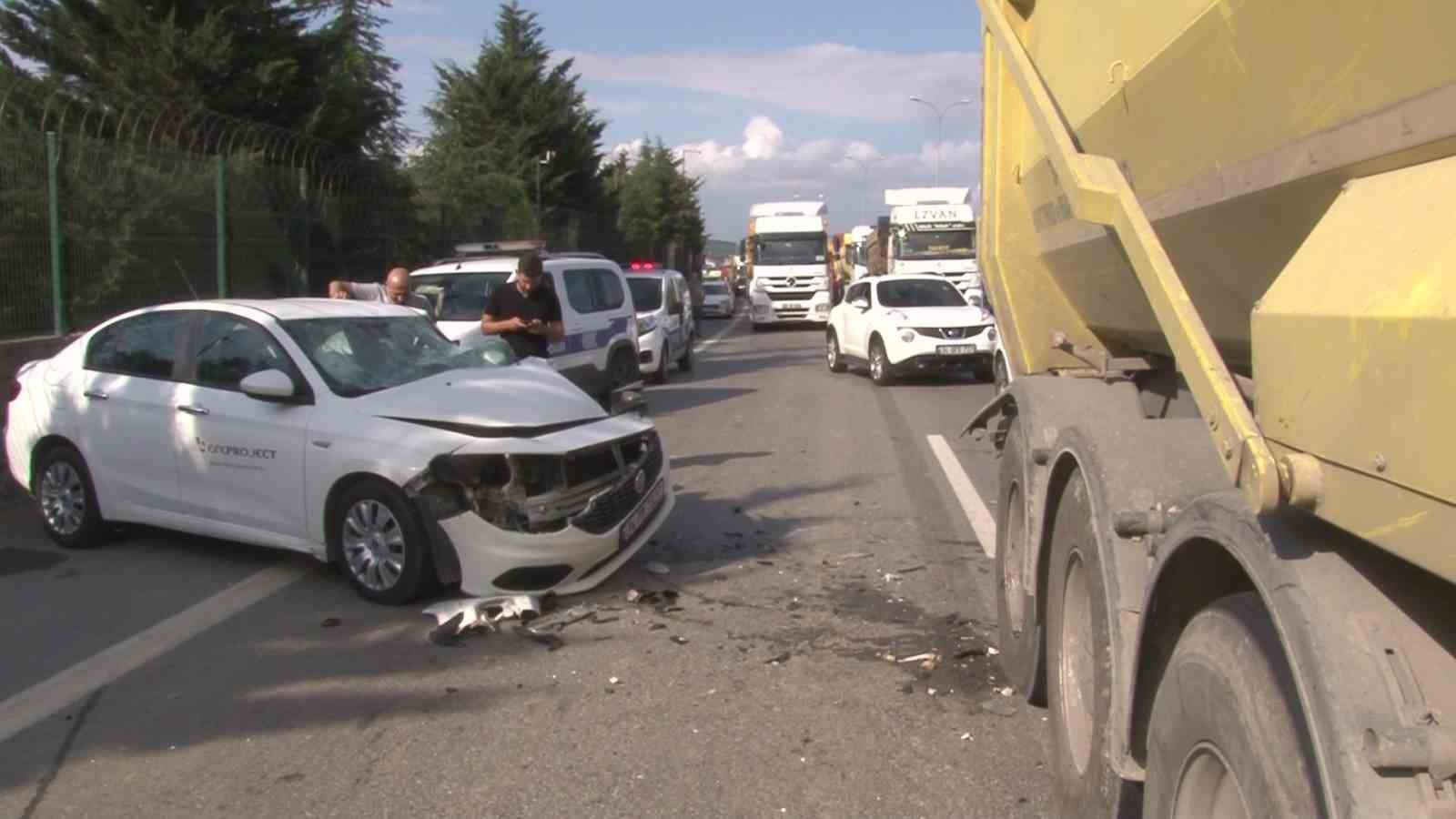 Tuzla’da otomobil ile hafriyat kamyonu çarpıştı: 3 yaralı
