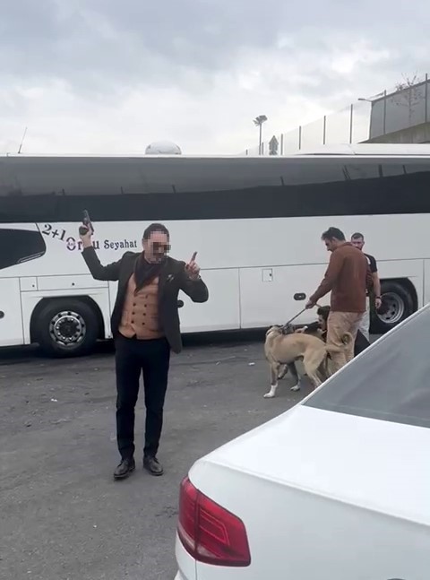 15 Temmuz Demokrasi Otogarı’nda bir maganda etrafa küfürler savurup, silahla havaya ateş açtı