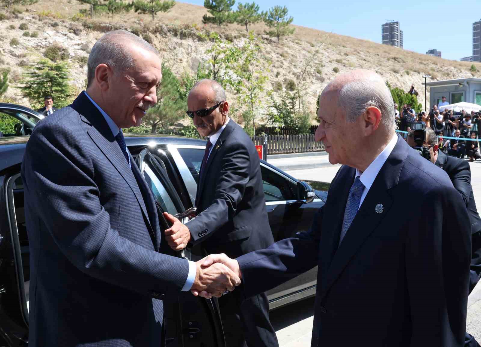 Cumhurbaşkanı Recep Tayyip Erdoğan, MHP Genel Başkanı Devlet Bahçeli’yi konutunda ziyaret ediyor.