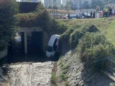 Küçükçekmece’de direksiyon öğrencisi dereye uçtu: 1 yaralı