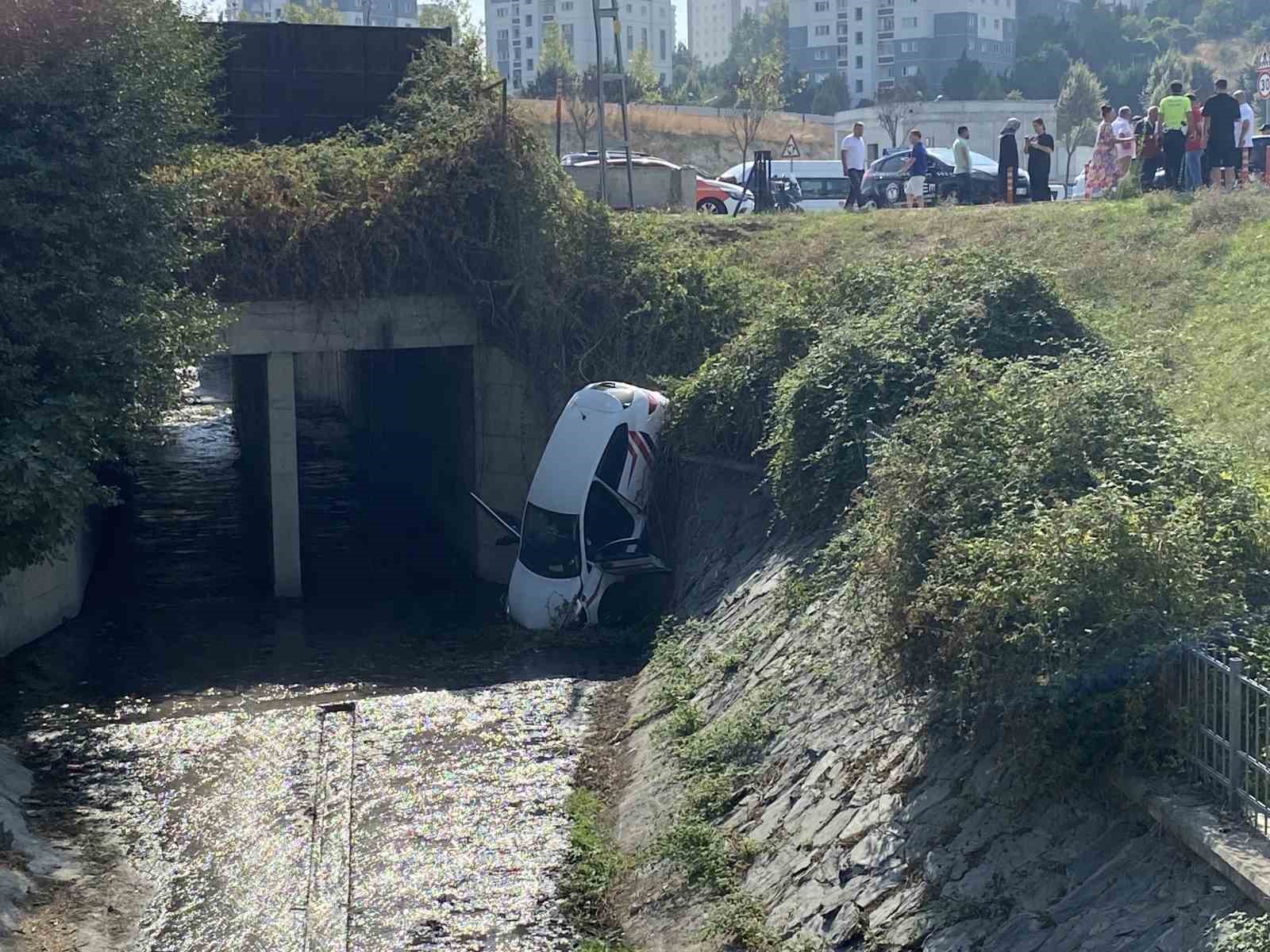 Küçükçekmece’de direksiyon öğrencisi dereye uçtu: 1 yaralı