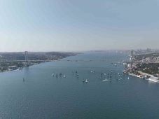 İstanbul Boğazı’nda yapılan yelkenli yarışı kartpostallık görüntüler oluşturdu