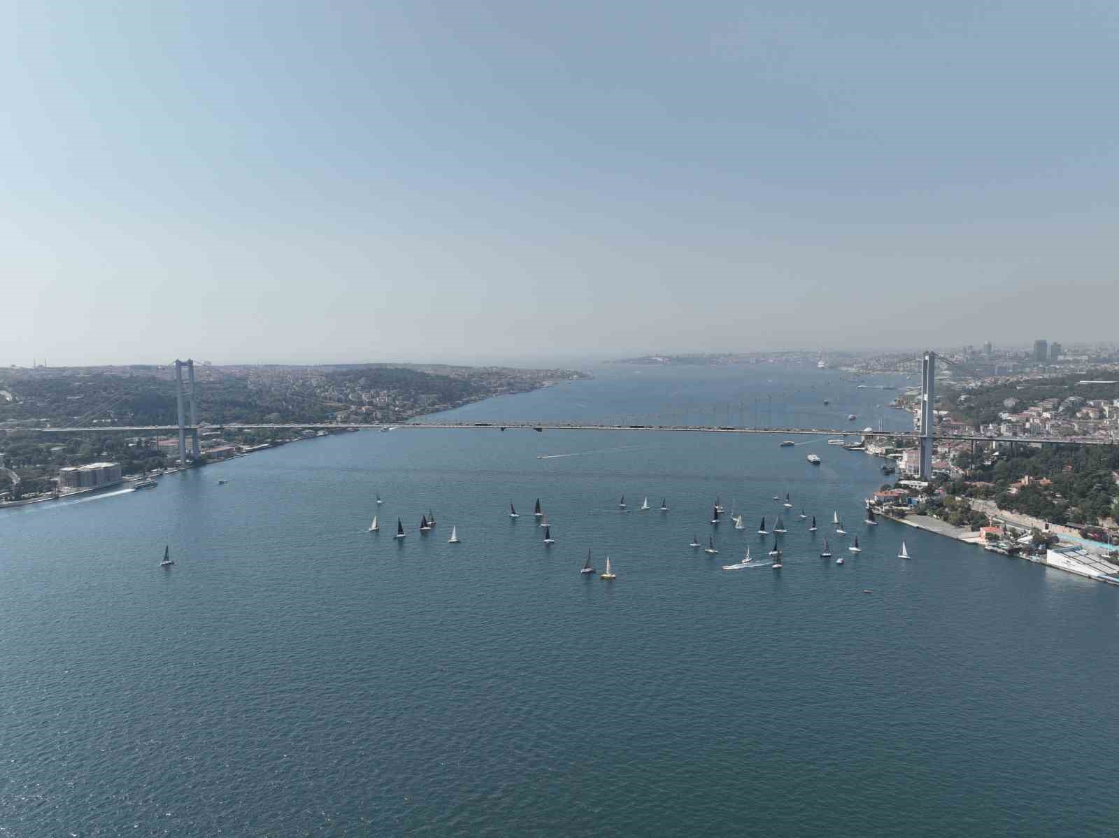 İstanbul Boğazı’nda yapılan yelkenli yarışı kartpostallık görüntüler oluşturdu