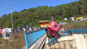 Beykoz’da hafriyat kamyonu ile otomobil çarpıştı