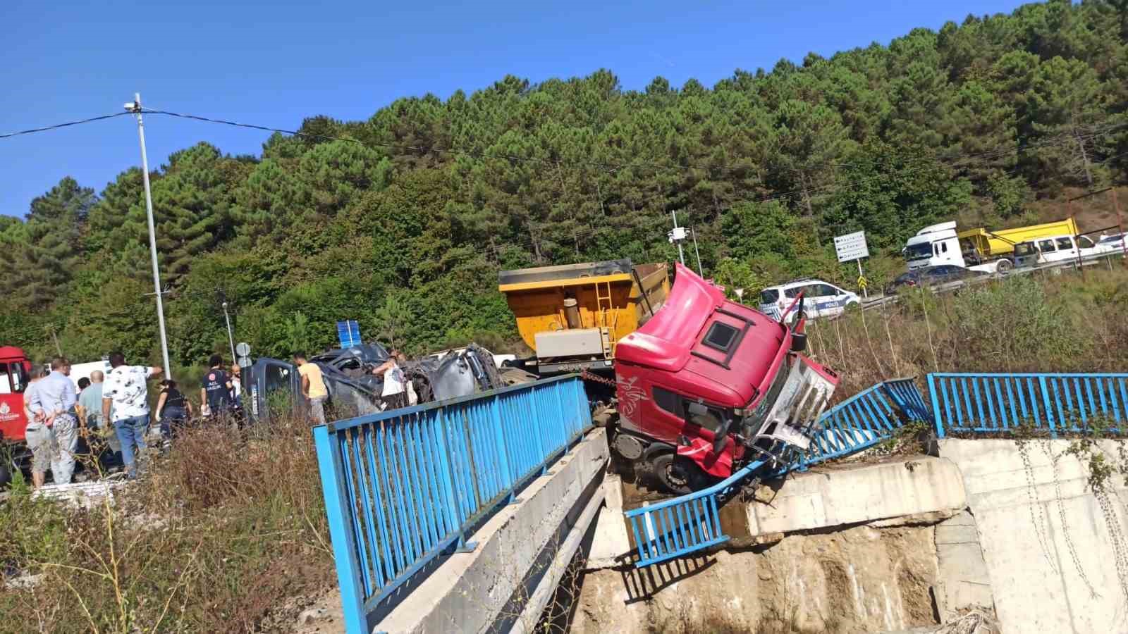 Beykoz’da hafriyat kamyonu ile otomobil çarpıştı