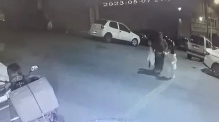 İstanbul’da görülmemiş hırsızlık kamerada: Kadının düşürdüğü poşeti aracından inmeden çaldı