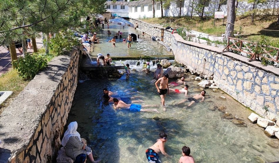 Dünyada benzeri yok! Hem serinliyorlar hem şifa buluyorlar