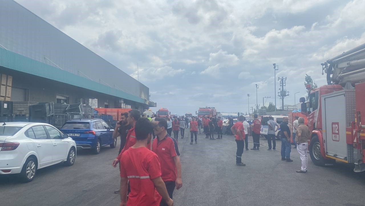Kocaeli’de Migros deposunda büyük yangın Kocaeli’de Migros deposunda büyük yangın