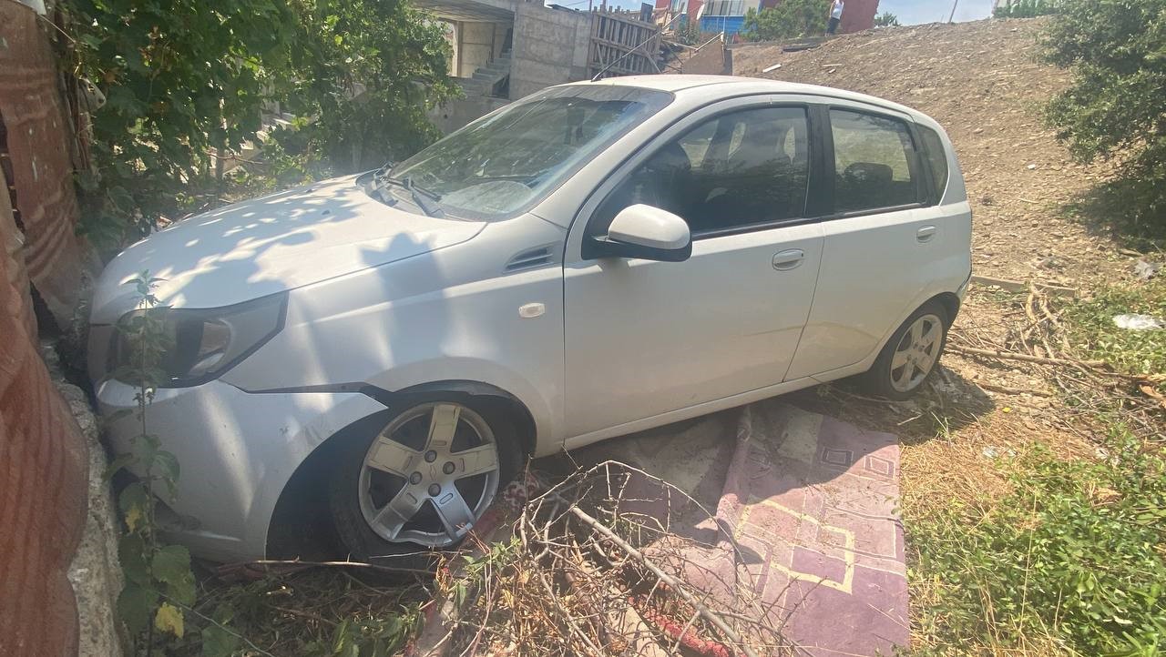 Çayırova'da yoldan çıkan otomobil bahçe duvarına çarptı Çayırova'da yoldan çıkan otomobil bahçe duvarına çarptı
