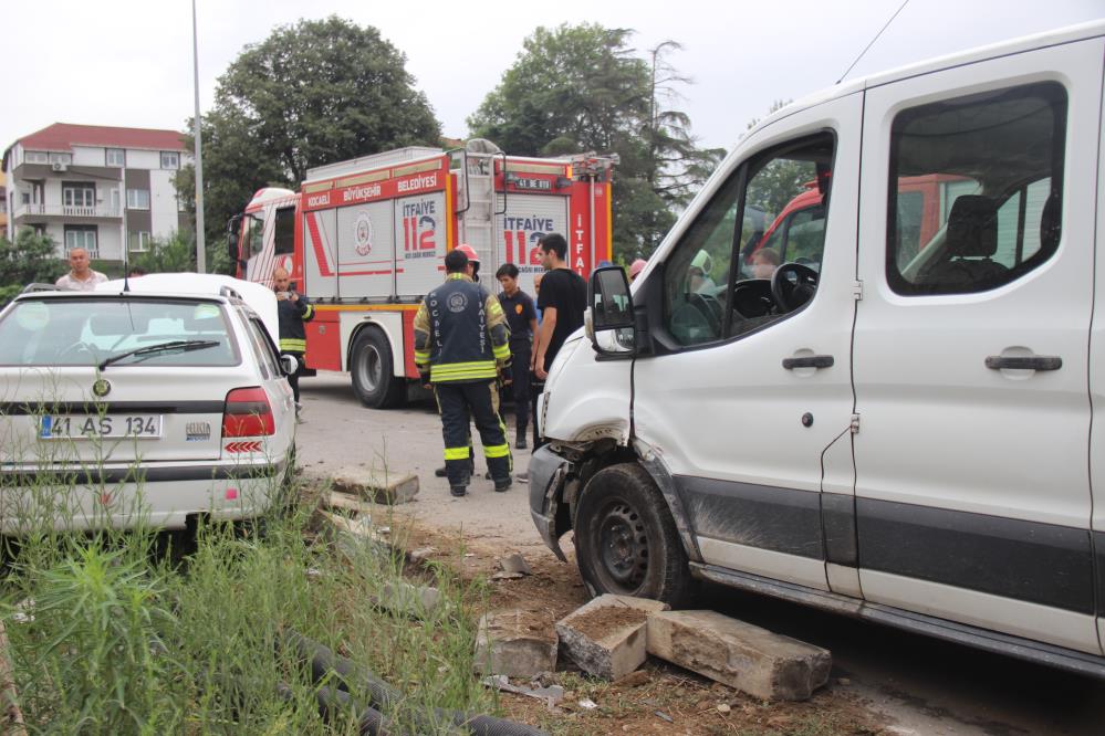 Kamyonetle ile otomobil çarpıştı! Otomobil savrulurken sürücü araçta sıkıştı... Kamyonetle ile otomobil çarpıştı! Otomobil savrulurken sürücü araçta sıkıştı...