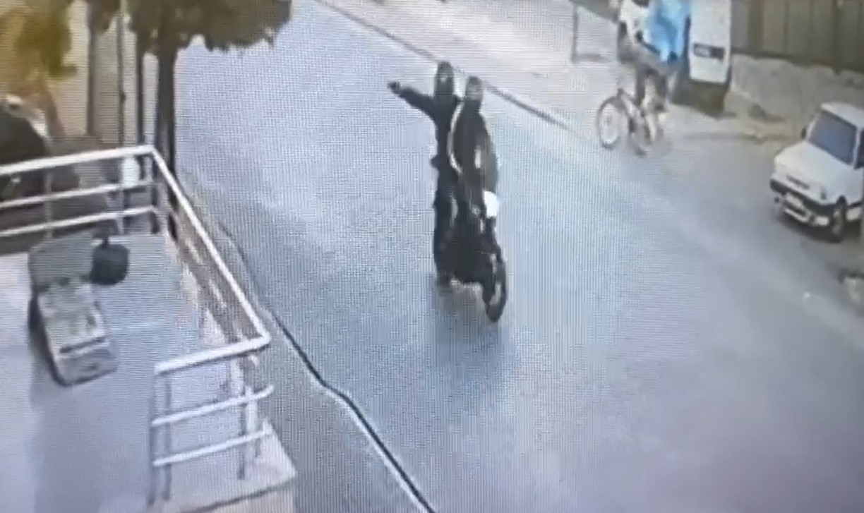 Gebze'de otomobiller kurşunlandı... O anlar saniye saniye kaydedildi! Gebze'de otomobiller kurşunlandı... O anlar saniye saniye kaydedildi!