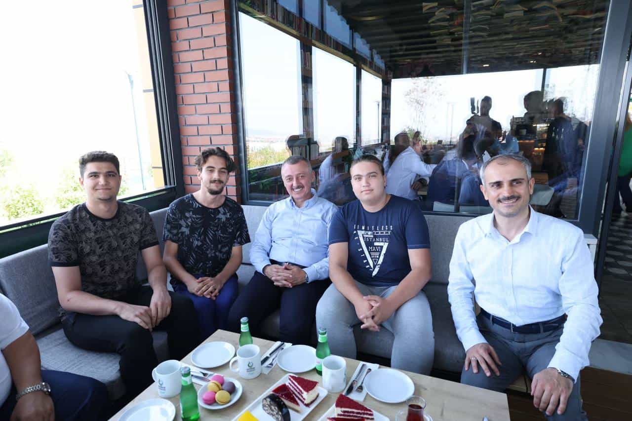 Büyükakın ve Çiftçi Kitap Kahve'yi gezdi Büyükakın ve Çiftçi Kitap Kahve'yi gezdi