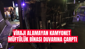 Kocaeli’de virajı alamaya kamyonet müftülük binası duvarına çarptı