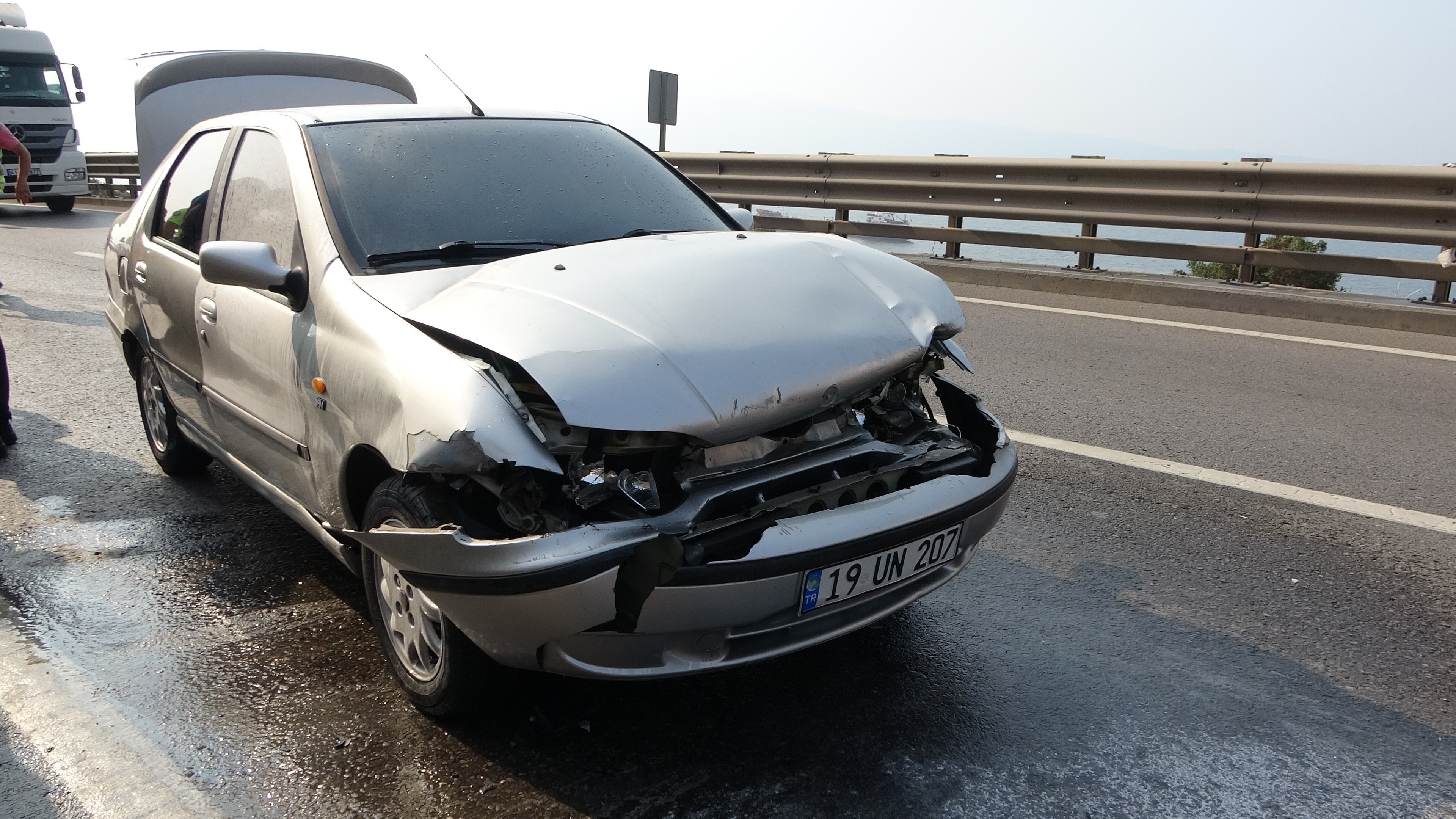 Tıra çarpan otomobilden dumanlar yükseldi: 1 yaralı Tıra çarpan otomobilden dumanlar yükseldi: 1 yaralı