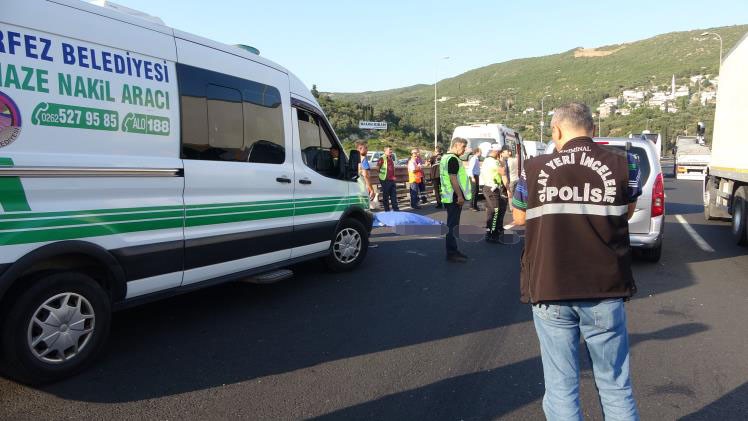 Seyir halindeki ambulanstan atlayan 15 yaşındaki kız öldü Seyir halindeki ambulanstan atlayan 15 yaşındaki kız öldü