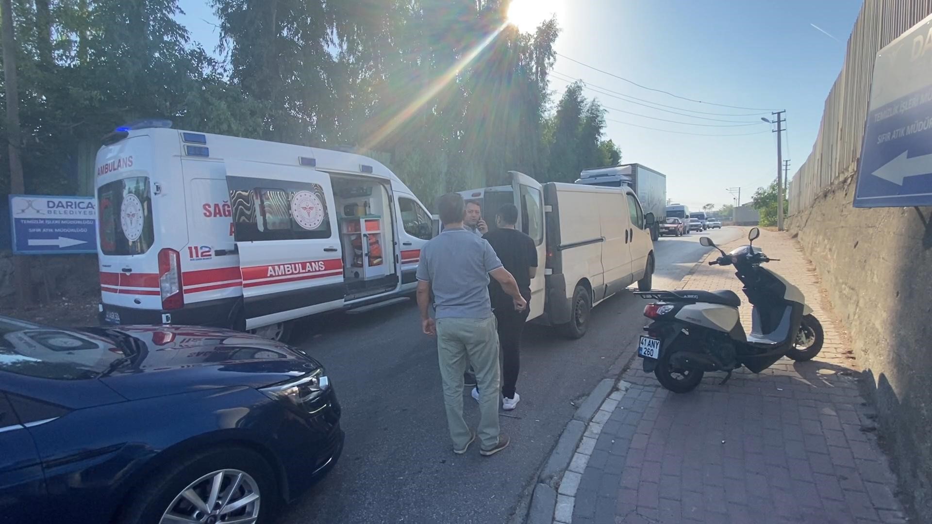 Darıca'da panelvan motosiklete çarptı Darıca'da panelvan motosiklete çarptı