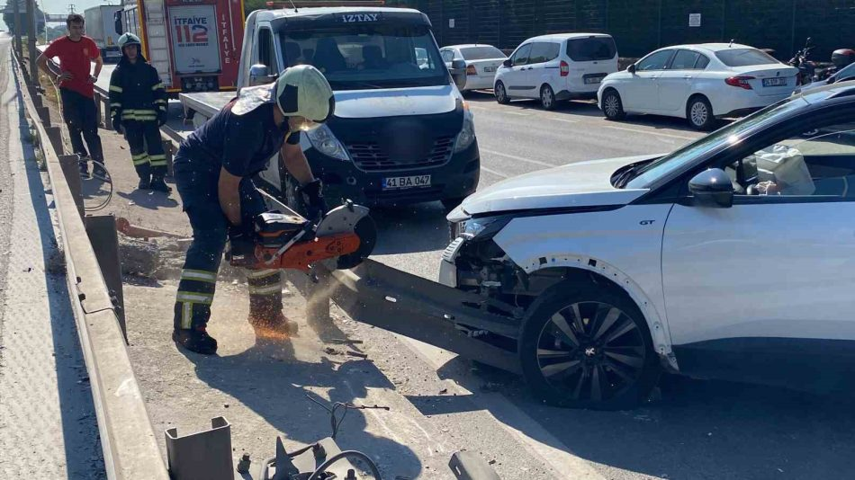 Kocaeli'de otomobil bariyerlere ok gibi saplandı! Kocaeli'de otomobil bariyerlere ok gibi saplandı!