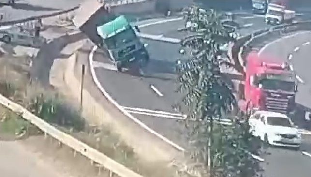 Kocaeli'de korkunç kaza: Devrilen tır metrelerce sürüklendi, sürücü altında kaldı... Kaza anı kameralara yansıdı! Kocaeli'de korkunç kaza: Devrilen tır metrelerce sürüklendi, sürücü altında kaldı... Kaza anı kameralara yansıdı!