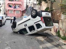 Kağıthane’de freni tutmayan araç takla attı