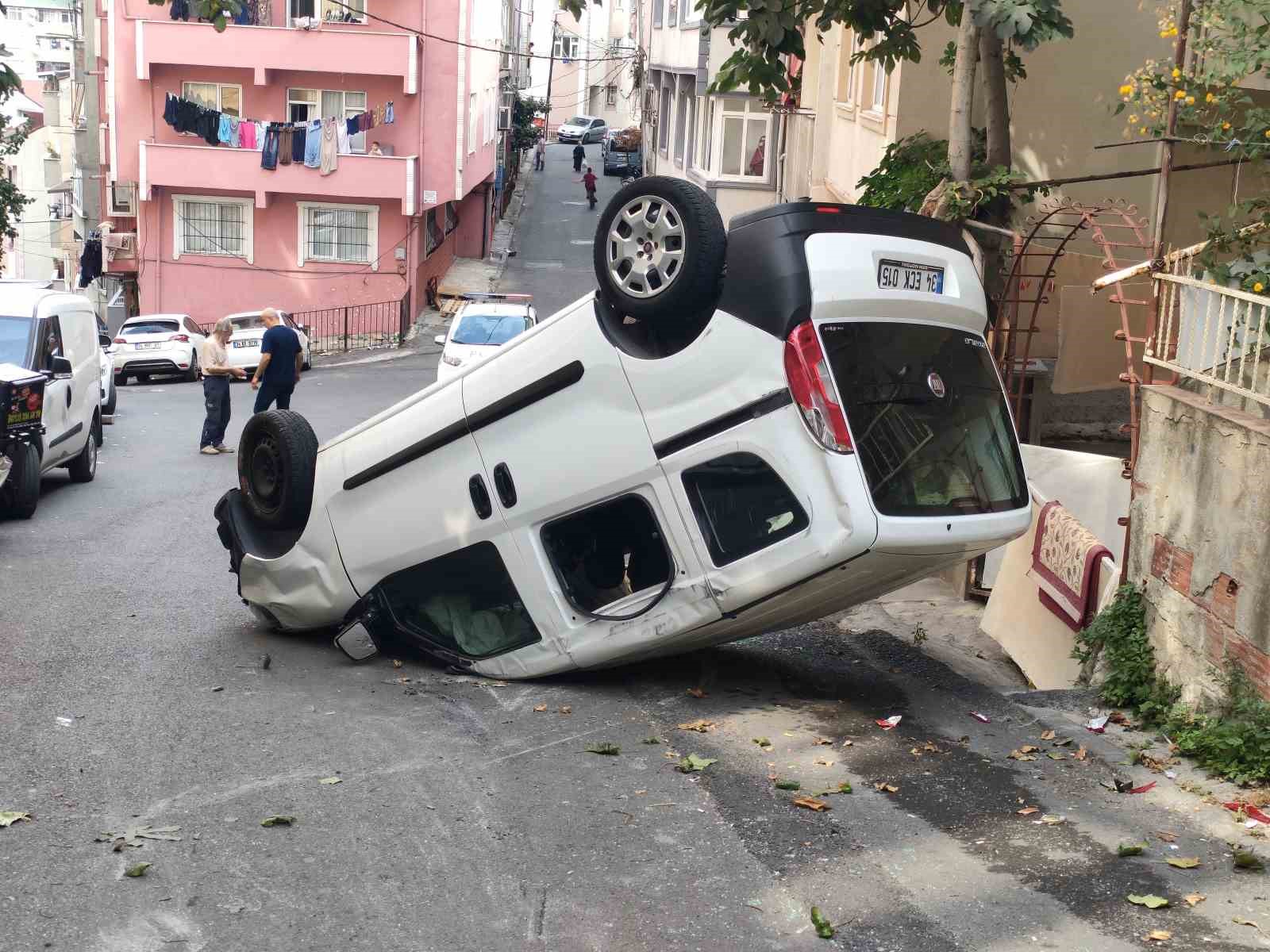 Kağıthane’de freni tutmayan araç takla attı