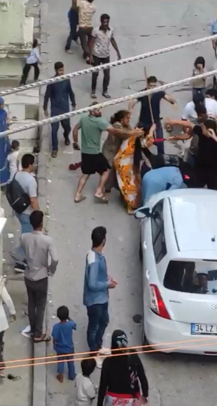 İstanbul’da satırlı ve sopalı meydan kavgası kamerada: Kadını yerde sürükleyip dövdüler