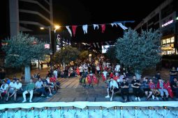 Esenyurtlular Türkiye-Sırbistan maçını dev ekranda izledi