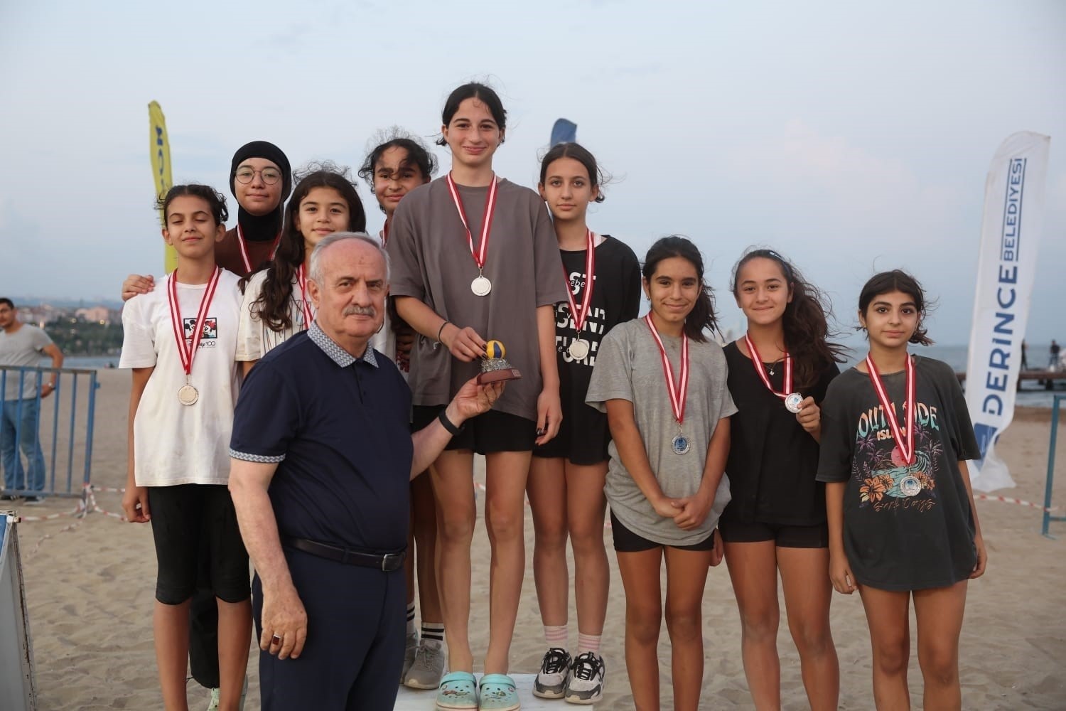 Derince’de plaj voleybolu heyecanı