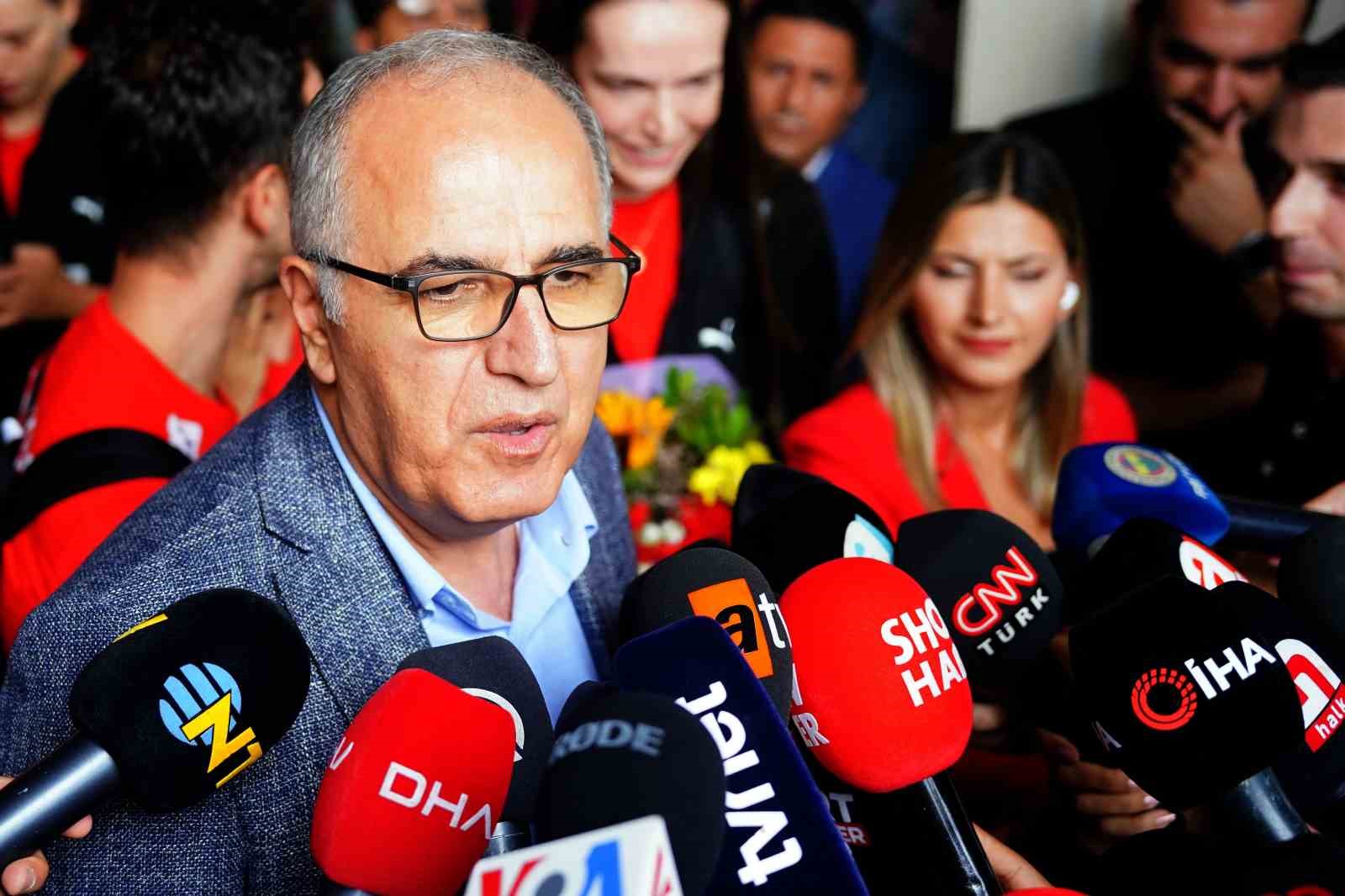Mehmet Akif Üstündağ: “Türk voleybolu adına gurur duyuyorum”
