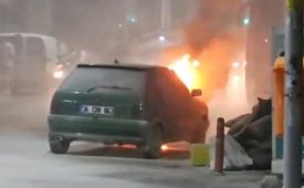 Sultangazi’de alev alev yanan otomobil vatandaşlar tarafından söndürüldü