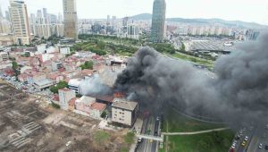 Ataşehir’de 3 binaya sıçrayan yangın havadan görüntülendi