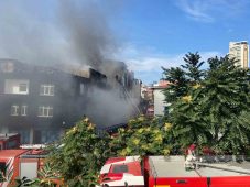 Ataşehir’de 3 binaya sıçrayan yangın kontrol altına alındı