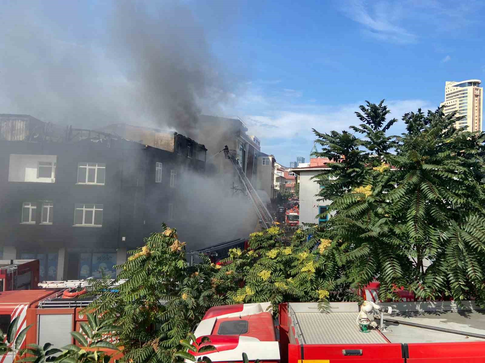 Ataşehir’de 3 binaya sıçrayan yangın kontrol altına alındı