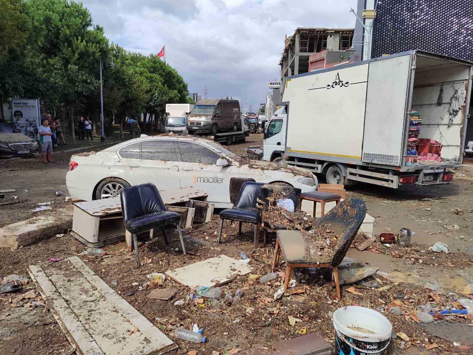 Suya gömülen MASKO Mobilyacılar Sitesi’nde temizlik çalışmaları sürüyor
