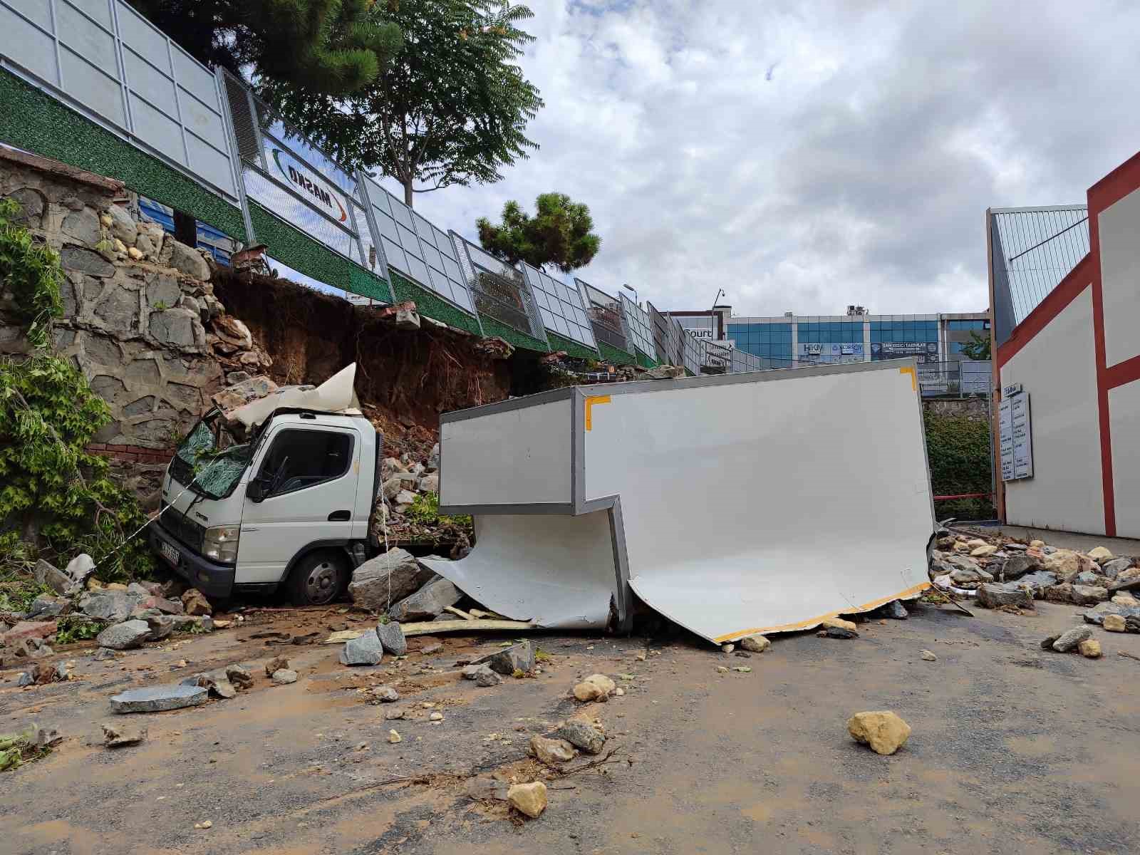 Masko Sanayi Sitesi’nde sel nedeniyle çöken istinat duvarı kamyoneti ikiye böldü