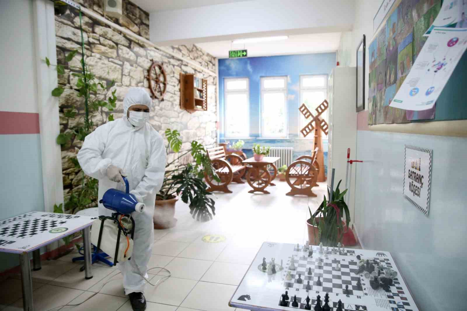 Bayrampaşa’da okullar dezenfekte ediliyor