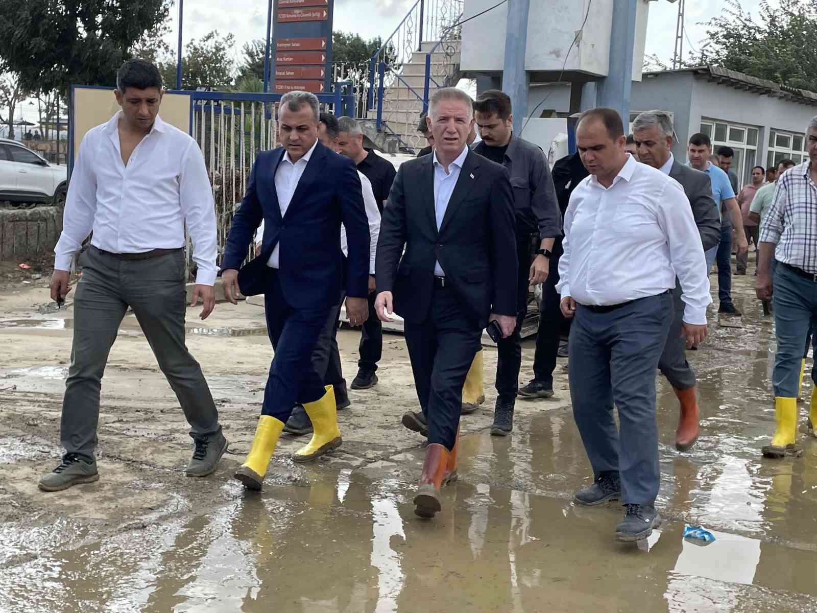 İstanbul Valisi Davut Gül selin vurduğu Halkalı Gümrük’te incelemelerde bulundu