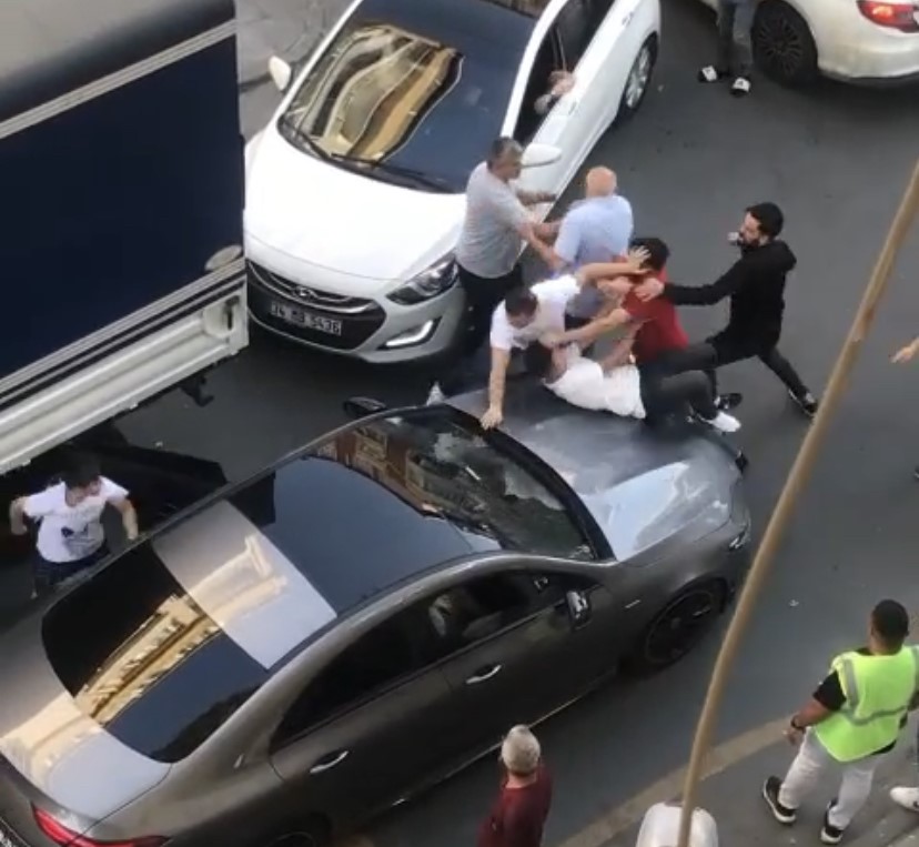 Fatih’te yol verme kavgasında tekme ve yumruklar havada uçuştu: O anlar kamerada