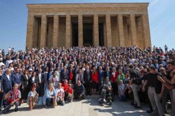 Kılıçdaroğlu, CHP’nin 100’üncü yıl etkinlikleri çerçevesinde Anıtkabir’i ziyaret etti