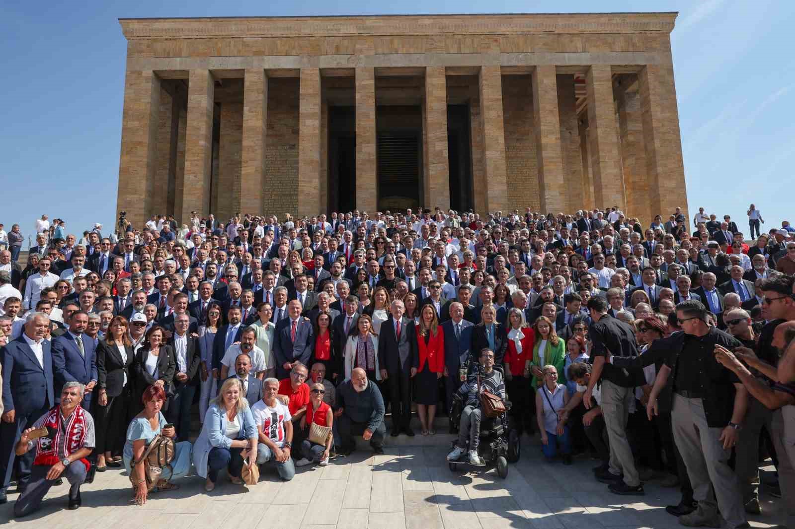 Kılıçdaroğlu, CHP’nin 100’üncü yıl etkinlikleri çerçevesinde Anıtkabir’i ziyaret etti