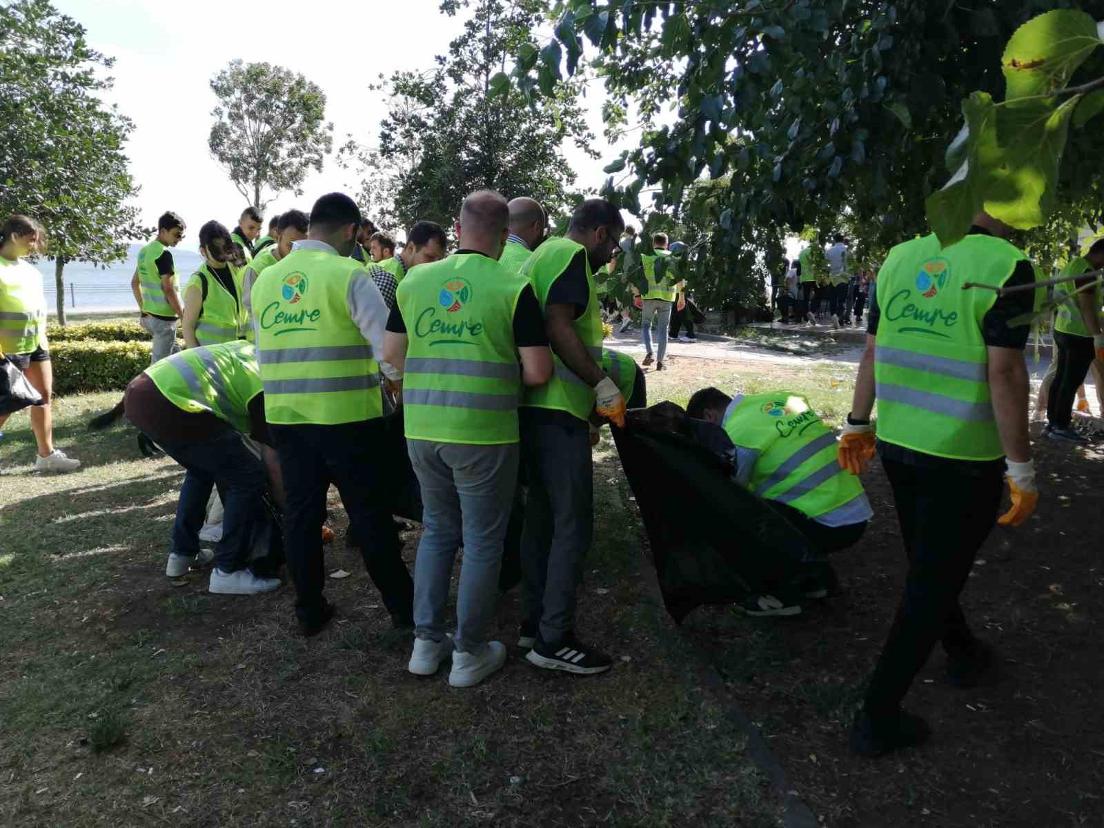 AK Parti İl Gençlik Kolları’ndan Caddebostan’da çevre temizliği