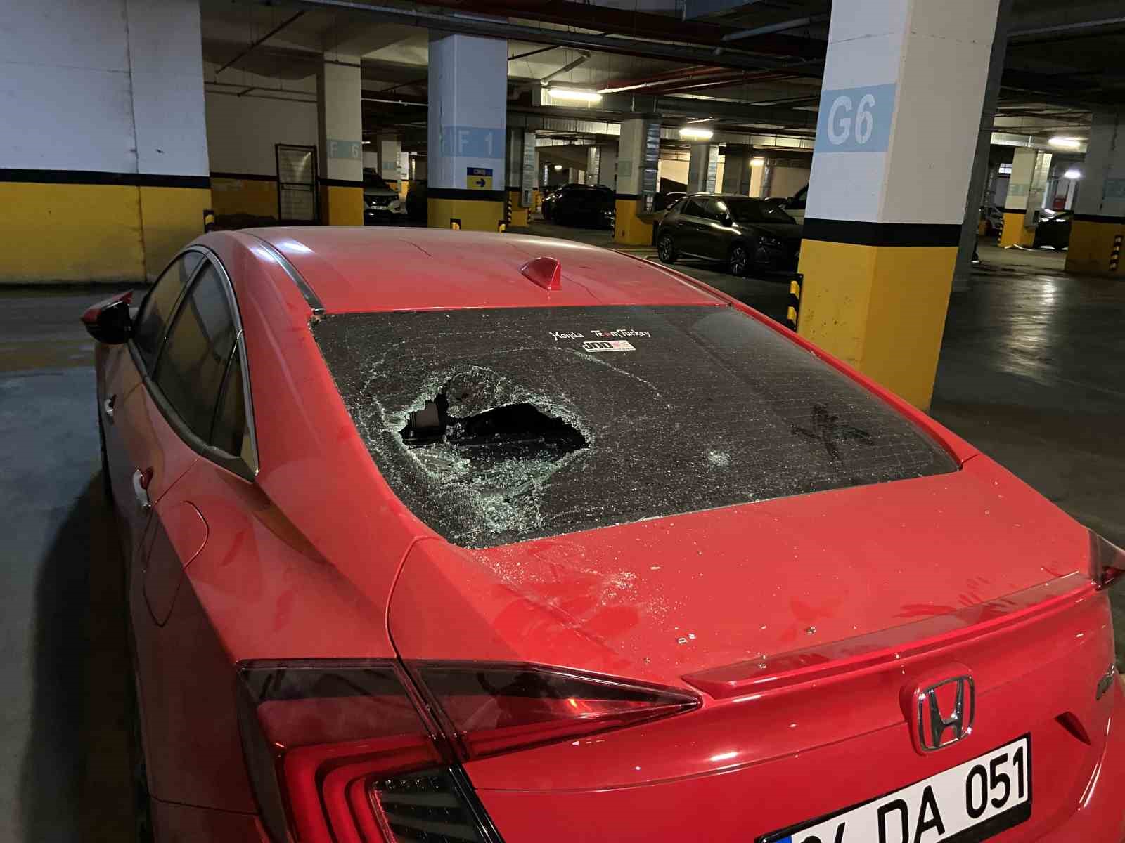 Bayrampaşa’da İSPARK otoparkında araçlara taşlı saldırı: 15 aracın camını taşla kırıp kaçtılar